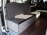 センター部のベッドマットを外せば、ダイニングにも使えるベンチシートが出現!