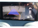 リヤビューカメラ。MMIディスプレイに車両後方の映像と画像を映し出し、駐車操作をサポート。