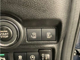 【リア両側パワースライドドア】リモコンなどで自動開閉。Hondaスマートキーを携帯していれば、軽い力で解錠とドアオープンが行えます。半ドア状態まで閉めると、自動的に全閉する機能付き。