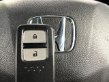【Hondaスマートキー】カバンやポケットに入れたままでもドアの施錠・解錠が可能なスマートキーを装備。エンジンのオン・オフ時もカギを取り出す必要が無いからとっても便利です♪