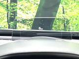 【ヘッドアップディスプレイ】現在の速度や走行情報をデジタル表示で運転席前方のガラスに投影!運転中、目線をずらさず必要な情報を確認できるのでとっても便利で安心!