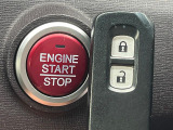 【Hondaスマートキー】カバンやポケットに入れたままでもドアの施錠・解錠が可能なスマートキーを装備。エンジンのオン・オフ時もカギを取り出す必要が無いからとっても便利です♪
