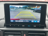 バックモニター装備。画面にて後方の確認が行えるので、バック駐車や車庫入れの際には重宝します。車の運転に慣れない方でも安心のガイドライン表示機能付。