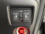 両側パワースライドドアも付いております。運転席のメインスイッチやスマートキーでも開閉ができるので便利です
