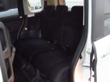 セカンドシートです。足元も意外とゆったりしています。