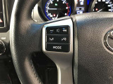 ステアリングスイッチ付きで、運転中に視線を前に向けたまま操作できます。