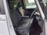 【ベンチシート】運転席と助手席の移動もスムーズ!狭い駐車場での乗り降りや、お子様の乗り降りにも便利です。座席の間にコンソールボックスやドリンクホルダーがないため、車内空間が広く感じます。