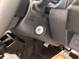 エンジンはイグニッションにキーを差し込むことで始動します。