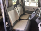 フロントは助手席と繋がったベンチシートです。