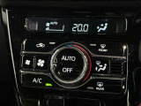 オートエアコン付きなので一度、気温を設定すれば自動的に過ごし易い温度に調整してくれますよ。 車内をいつでも快適空間にしてくれます。
