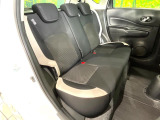 後部座席も気になるようなキズ・汚れやへたり等、大きなダメージはなく、良好な状態です。