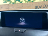 【12.3インチマツダコネクト】車内の雰囲気にマッチした大型ディスプレイ。スマホ接続でのナビ使用やBluetooth再生等、様々な機能が楽しめます。直感的なダイヤル操作が可能で、使い勝手も良好です。