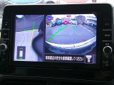 空から見下ろすような視点で、スムースな駐車と安全確認をサポートします。