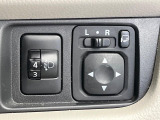 【電動格納ミラー】サイドミラーは電動格納式となっており、狭い駐車場でもキズがつくリスクを抑えられます。