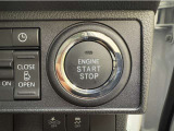 エンジンスタートボタンです。キーが車内にあれば、エンジンの始動・停止はブレーキを踏んでスイッチを押すだけ!キーを取り出す手間を省き、ワンプッシュでエンジンを操作するので簡単でスムーズです。