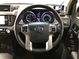 インテリアに合わせたデザインのステアリングは、運転される方のことも考え、運転しやすい形状、大きさです。是非一度、実際に触ってお確かめください。
