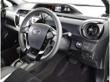 高いホールド性で運転姿勢が安定します。長距離ドライブでも疲れにくいのが魅力です。快適なドライビングライフをお送りください♪