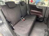 後部座席も気になるようなキズ・汚れやへたり等、大きなダメージはなく、良好な状態です。