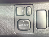 【電動格納ミラー】サイドミラーは電動格納式となっており、狭い駐車場でもキズがつくリスクを抑えられます。