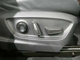パワーシートも付いています。シートスライドやリクライニングが電動で操作できます。パワーシート付のクルマは上級タイプが多いのでステータスにもなります。