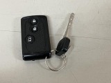 キーフリーシステムを採用しています。キーを持ち歩いて頂くだけで簡単にドアロックの開閉やエンジンをスタートする事が出来ます!
