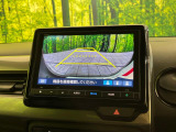 【バックカメラ】駐車時に後方がリアルタイム映像で確認できます。大型商業施設や立体駐車場での駐車時や、夜間のバック時に大活躍!運転スキルに関わらず、今や必須となった装備のひとつです!
