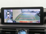 パノラミックビューモニター搭載。カメラで車両周囲の状況を映し出すため、狭い場所での駐車などに役立ちます。