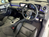 メルセデスのシートは、少し硬めに出来ておりますので、長時間の運転でも疲れにくく、安全にドライビングをお楽しみ頂けます
