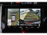 パノラミックビューモニターを装備。クルマを真上から見るように周囲を確認できます。