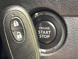 【キーレススタートシステム】カバンやポケットに入れたままでもドアの施錠・解錠が可能なスマートキーを装備。エンジンのオン・オフ時もカギを取り出す必要が無いからとっても便利です♪