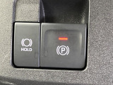 【オートブレーキホールド】信号待ちや渋滞で停車時にブレーキから足を離しても、停止状態を保持してくれます。前進するときはアクセルを踏めば自動で解除されるので安心♪街乗り運転が楽になります♪