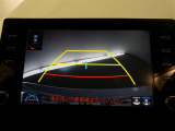 バックガイドモニター付き。車両後方の映像をナビ画面に表示し、駐車などの後退操作をサポートします。