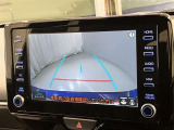 車庫入れなど後進運転時に死角をモニターで確認ができて安全です♪ ステアリング操作の参考になるガイド線も表示しますので車庫入れがニガテな方も安心ですネ!