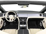前車追従機能、レーンキープアシスト、ヘッドアップディスプレイも備わり、多数のオプションを備えております。