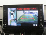 パノラミックビューモニター搭載。カメラで車両周囲の状況を映し出すため、狭い場所での駐車などに役立ちます。
