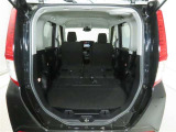 大きな開口幅で荷物を出し入れしやすいのが魅力のラゲージスペースです!リヤシートのシートバックの工夫で、更に積載容量が広くなり、よりたくさんの荷物の収納・長尺の荷物の収納が可能になります♪