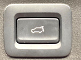 【パワーバックドア】スマートキーや運転席のボタンを押すだけでリアゲートが自動で開閉します!荷物を持っている時や、高い位置にあるバックドアを閉める際に便利な機能です♪