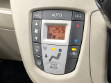 【オートエアコン】一度お好みの温度に設定すれば、車内の温度を検知し風量や温度を自動で調整。暑い&hellip;寒い&hellip;と何度もスイッチ操作をする必要はありません。快適な車内空間には必須の機能ですね♪