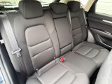後部座席も気になるようなキズ・汚れやへたり等、大きなダメージはなく、良好な状態です。