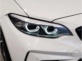 BMWの伝統の丸目4灯ヘッドライトでございます。LEDライトで視認性もよく明るく安全性の向上につながります。