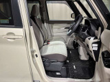【フロントシート】足元ゆったり快適です♪