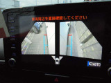 ☆両サイドビューです!左右両サイドに設置されたカメラからの映像を表示し、車両側方の安全確認や狭い小路での接触回避などの操作を補助するモードです。