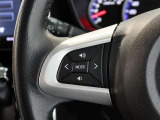 便利なステアリングスイッチ付きでナビに目をやらなくても音量調整等が可能です。