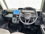 運転席まわりです。 各操作スイッチは使いやすい位置に配置されてます。