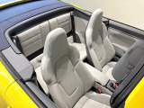 外装と内装とソフトトップのカラーの組み合わせがきれいな1台です