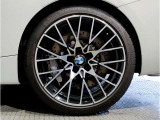 BMWの純正アロイホイールは軽量かつ強度にも優れているホイールで走行性能を引き上げる設計になっております。足元にもBMWは妥協がなくこだわっている個所になります。