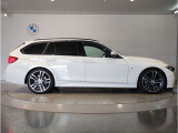 ☆BMWの前後重量配分50:50はエンジン自体をフロントタイヤよりも後ろにずらし、通常はエンジンルーム内に搭載される重量物であるバッテリーをトランクに移動させるなどして実現されています☆