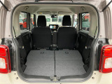【シートアレンジ】リヤシート肩部のレバーで荷室側から簡単に前倒しが可能です◎分割可倒式なのでアレンジして使用できます◎両席倒すと大きなラゲッジスペースに大変身!