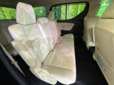後部座席も気になるようなキズ・汚れやへたり等、大きなダメージはなく、良好な状態です。