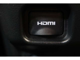 音声と映像が1本のケーブルで伝送できる便利なHDMIを装備しています。iPhoneやスマートフォンの画面と全く同じ画面がカーナビの画面に表示されるので、地図アプリや動画などのミラーリングが可能です。